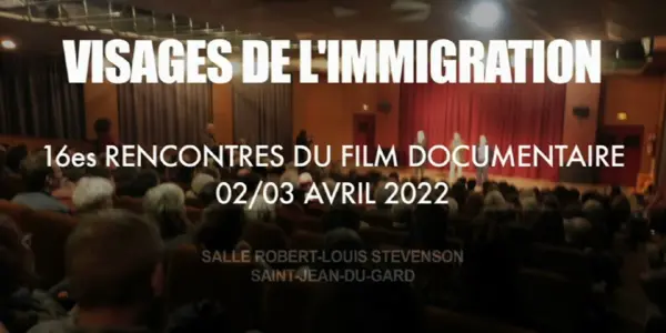 des spectateurs de dos dans une salle de cinéma